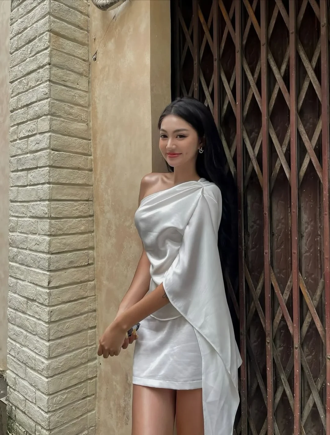 Photo 3 of Đầm trắng ngắn satin cúp ngực nữ