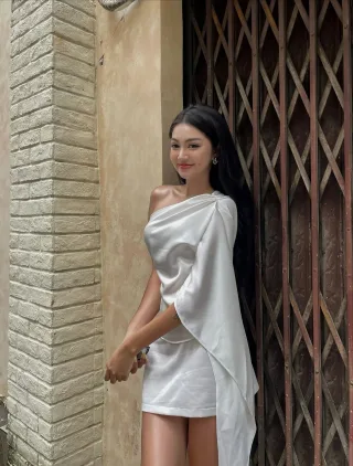 Photo 3 of Đầm trắng ngắn satin cúp ngực nữ