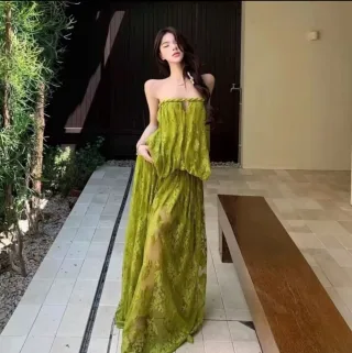 Ảnh 4 của Váy maxi ren vàng lá không quai nữ