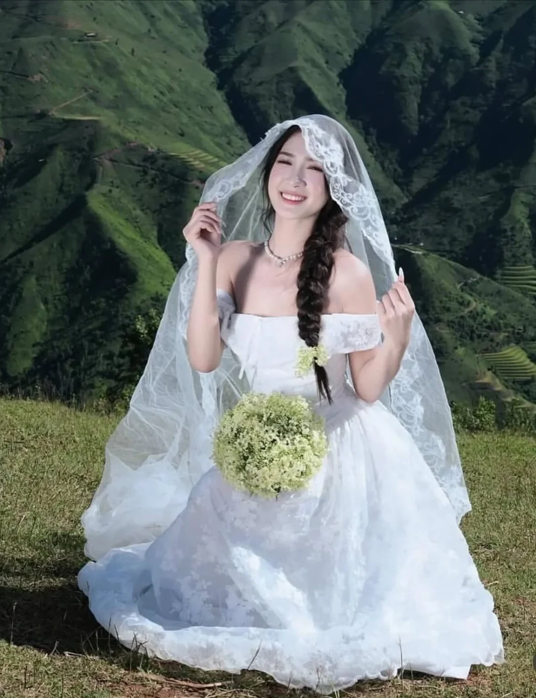 Photo 3 of Váy cưới trắng trễ vai ren voan