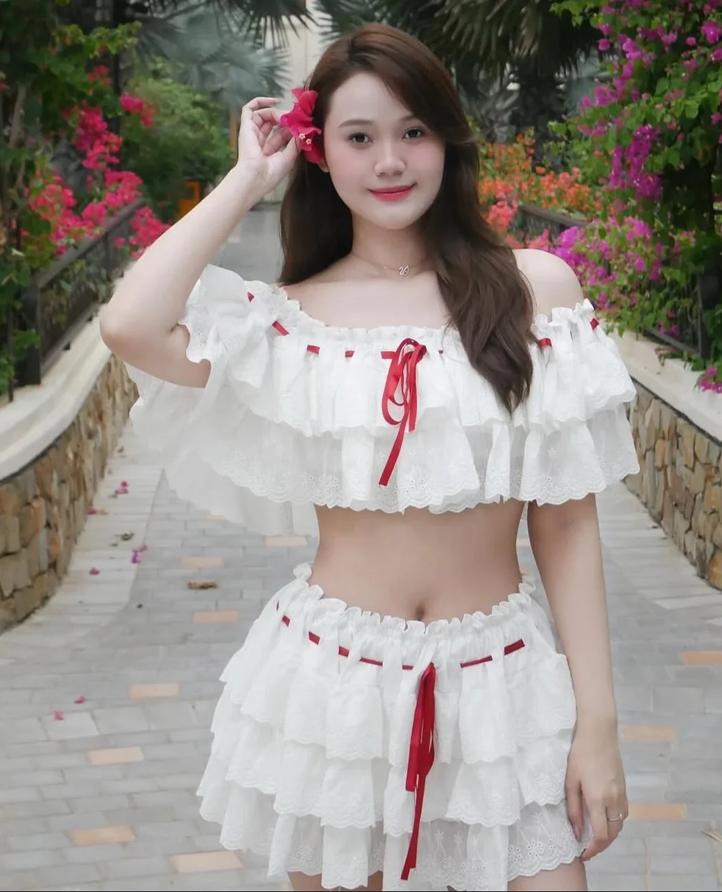 Photo 5 of Set croptop trễ vai chân váy bèo trắng nữ