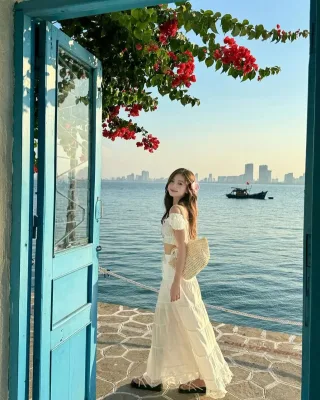Photo 3 of Set áo trễ vai chân váy trắng nữ