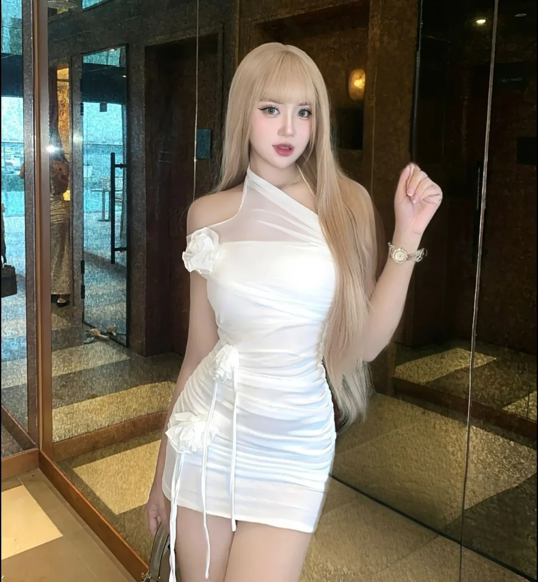 Photo 1 of Đầm trắng ngắn lệch vai nữ tính