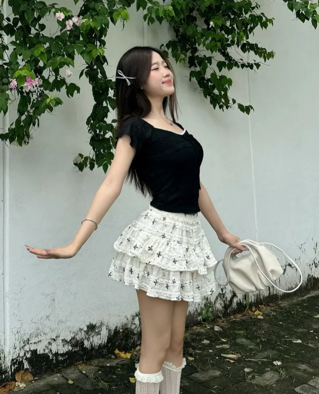 Photo 1 of Set áo đen chân váy trắng xếp nếp nữ