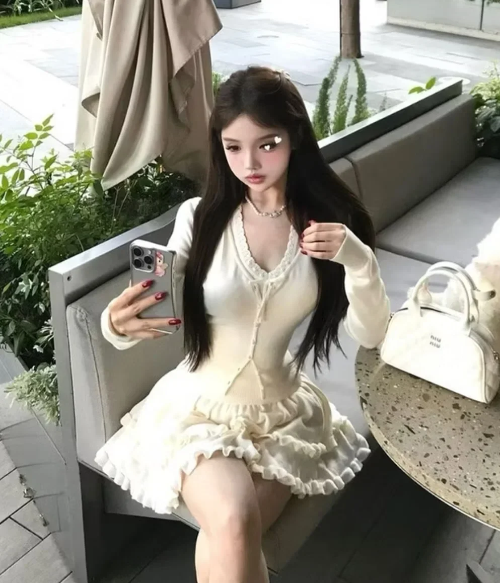 Ảnh 3 của Set cardigan trắng chân váy bèo nhún nữ