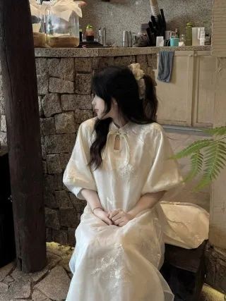 Ảnh 2 của Áo dài trắng thêu cách tân nữ