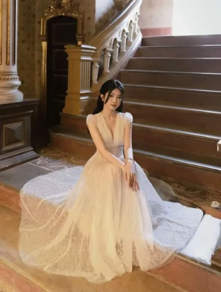Photo 2 of Váy cưới voan kem phong cách vintage nữ