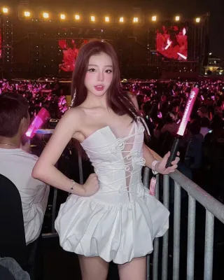 Photo 4 of Đầm trắng ngắn corset bong bóng nữ