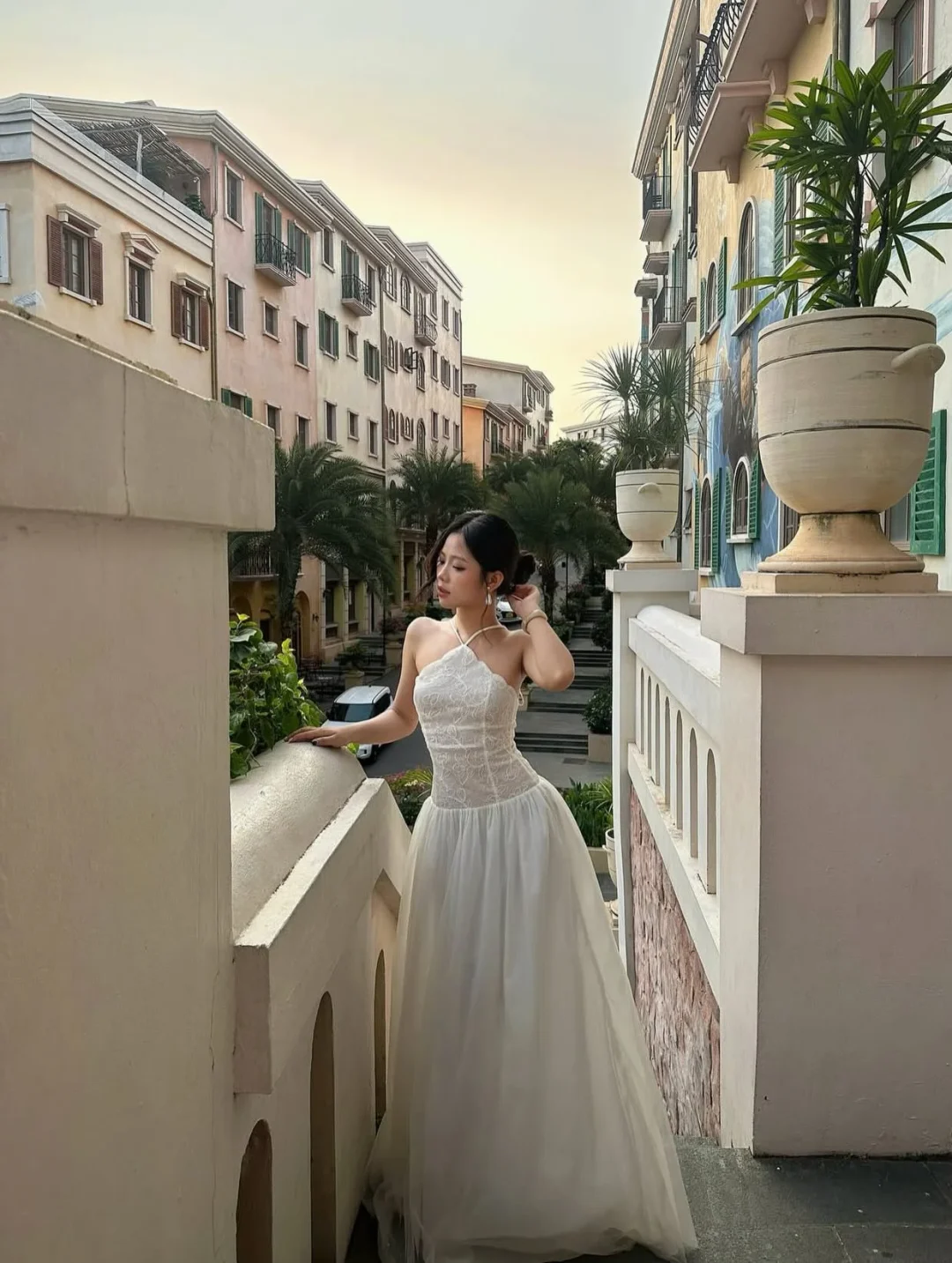 Photo 1 of Váy cưới trắng một vai ren hoa
