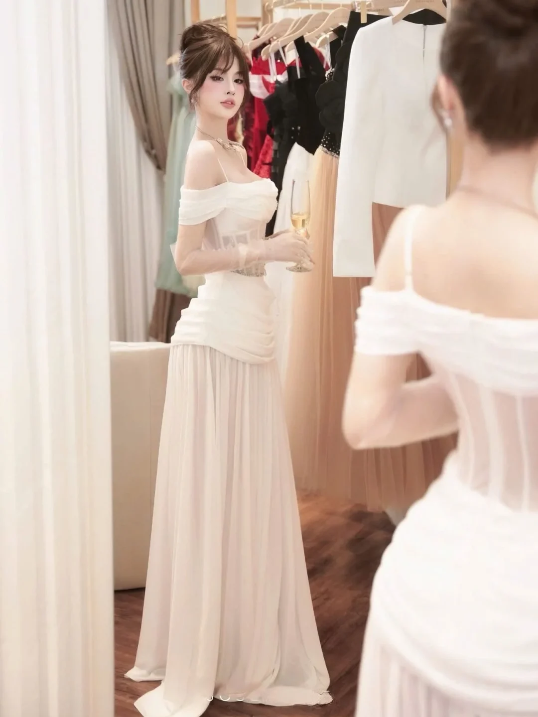 Photo 2 of Đầm dạ hội trắng corset size M