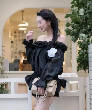 Photo 3 of Set áo trễ vai bèo nhún trắng nữ
