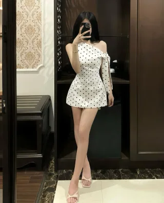 Photo 4 of Váy chấm bi trễ vai trắng size S