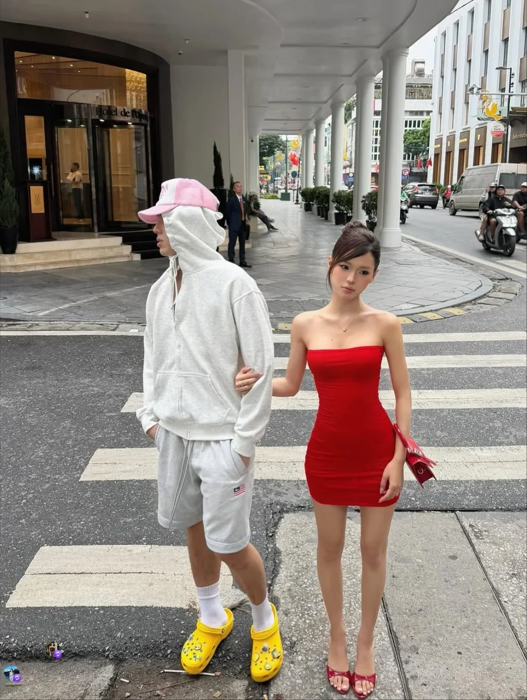 Photo 3 of Váy bodycon đỏ và hoodie trắng đôi