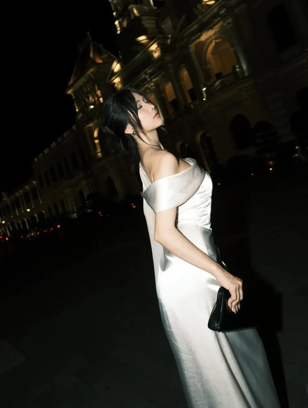 Photo 4 of Đầm dạ hội satin trắng một vai nữ