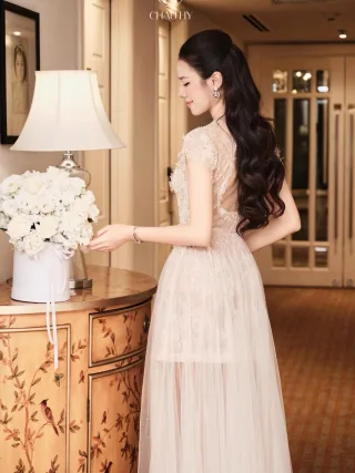 Photo 2 of Áo dài ren kem nữ sang trọng