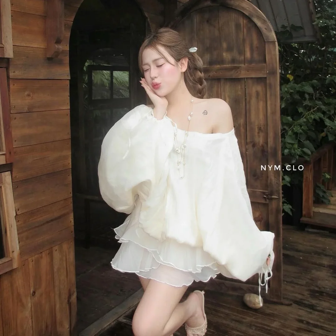 Photo 1 of Áo trễ vai tay phồng trắng nữ