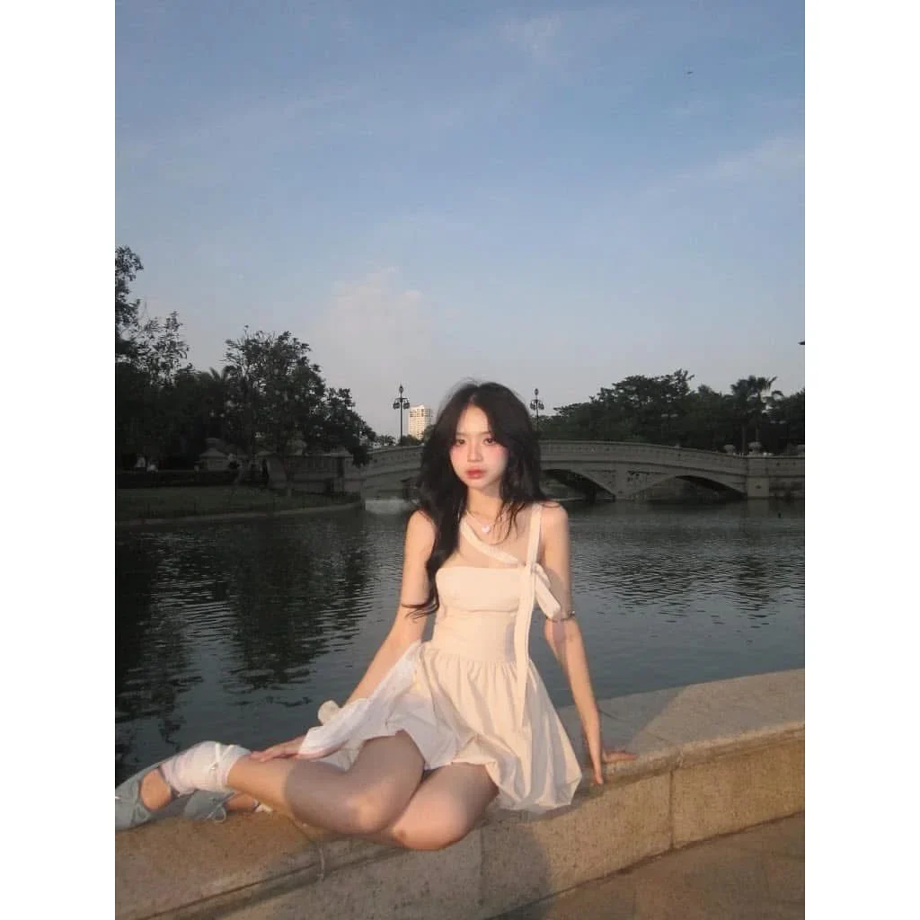 Photo 3 of Đầm một vai bèo nhún vàng nhạt cho thuê