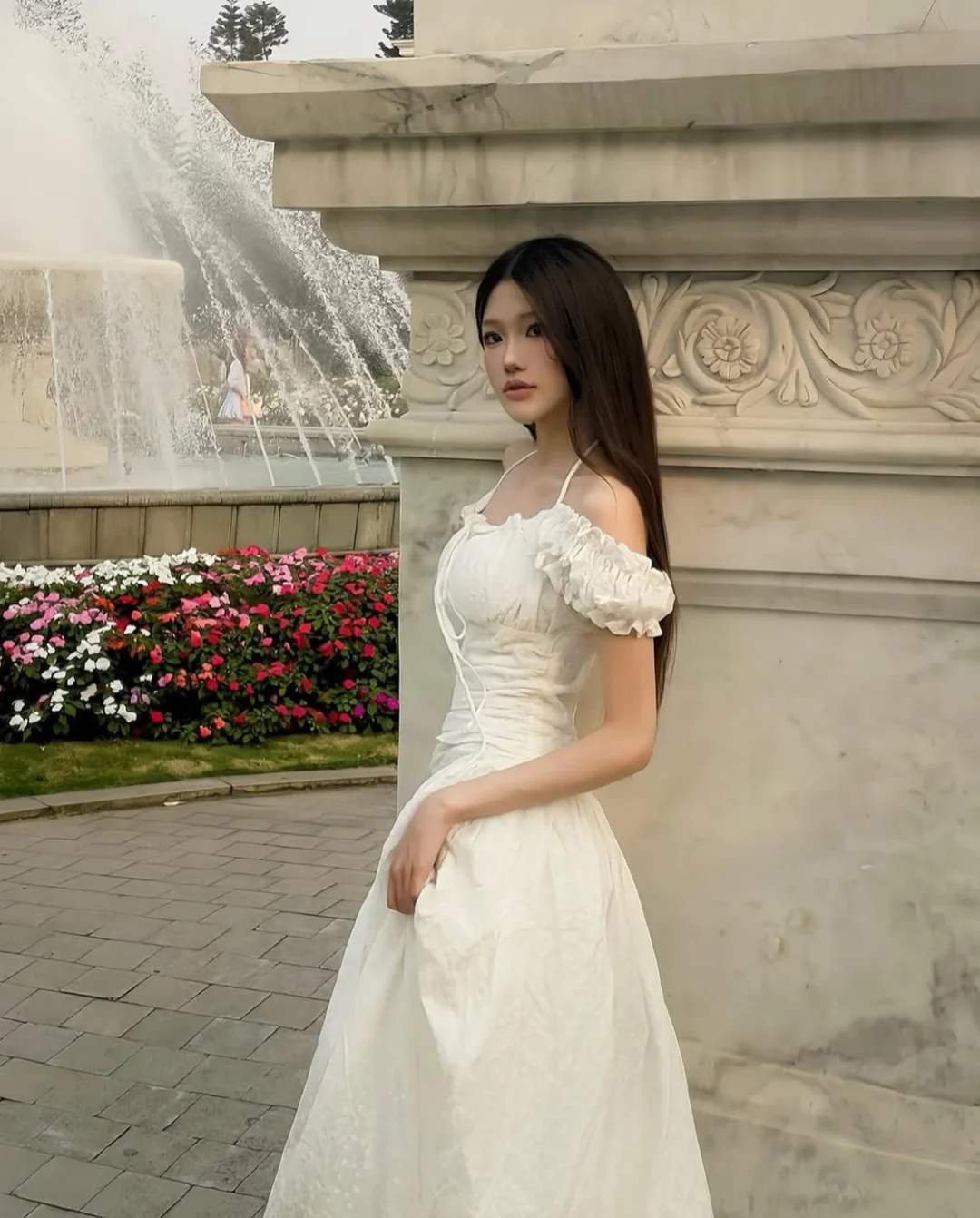 Photo 2 of Váy maxi trắng trễ vai cột dây nữ