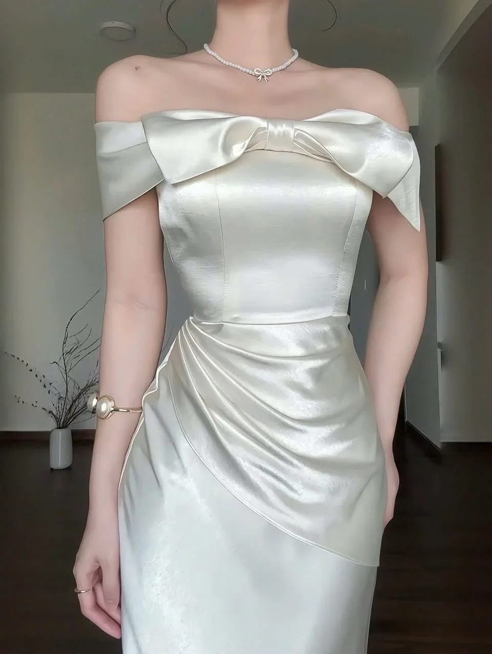 Ảnh 4 của Váy dài satin trễ vai trắng