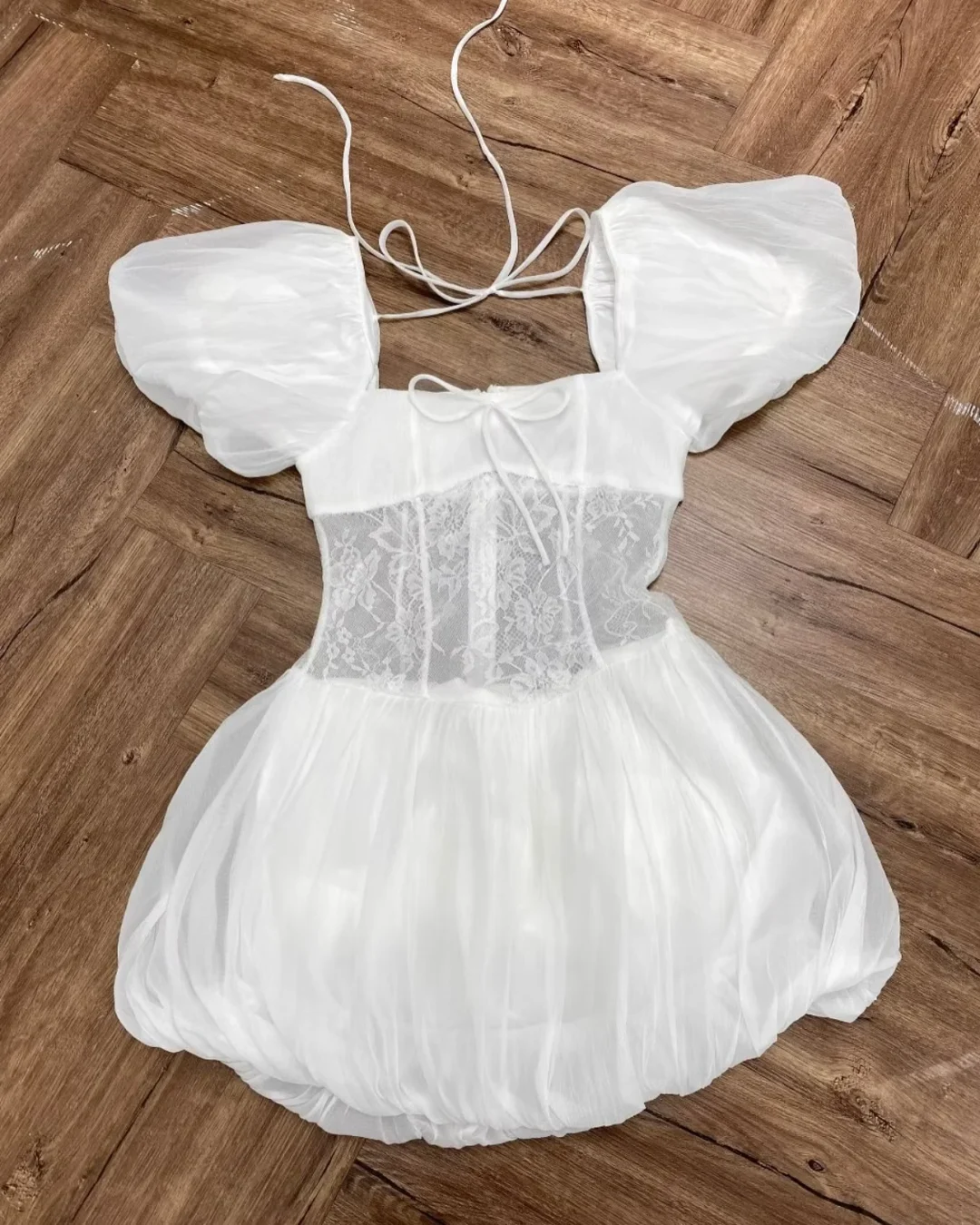 Photo 5 of Đầm trắng corset tay phồng ngắn size M