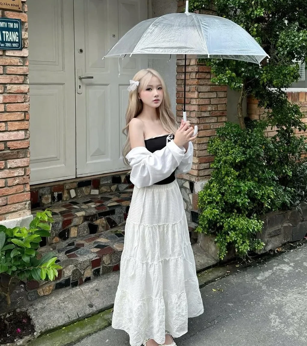 Photo 2 of Set 3 món áo trễ vai chân váy trắng nữ
