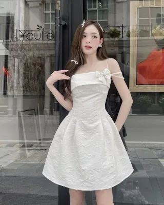 Photo 1 of Váy mini trắng hở vai nơ nữ
