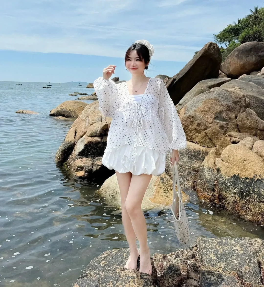 Ảnh 3 của Set Áo Blouse Chấm Bi Tay Phồng Nữ