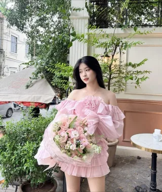 Ảnh 4 của Đầm hồng trễ vai tay phồng satin nữ