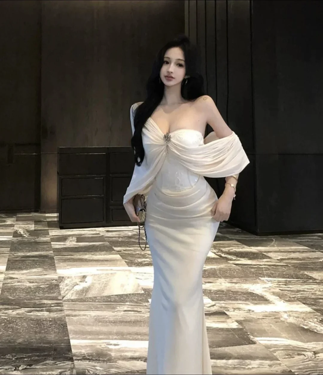 Ảnh 6 của Đầm dạ hội trắng trễ vai đuôi cá size M