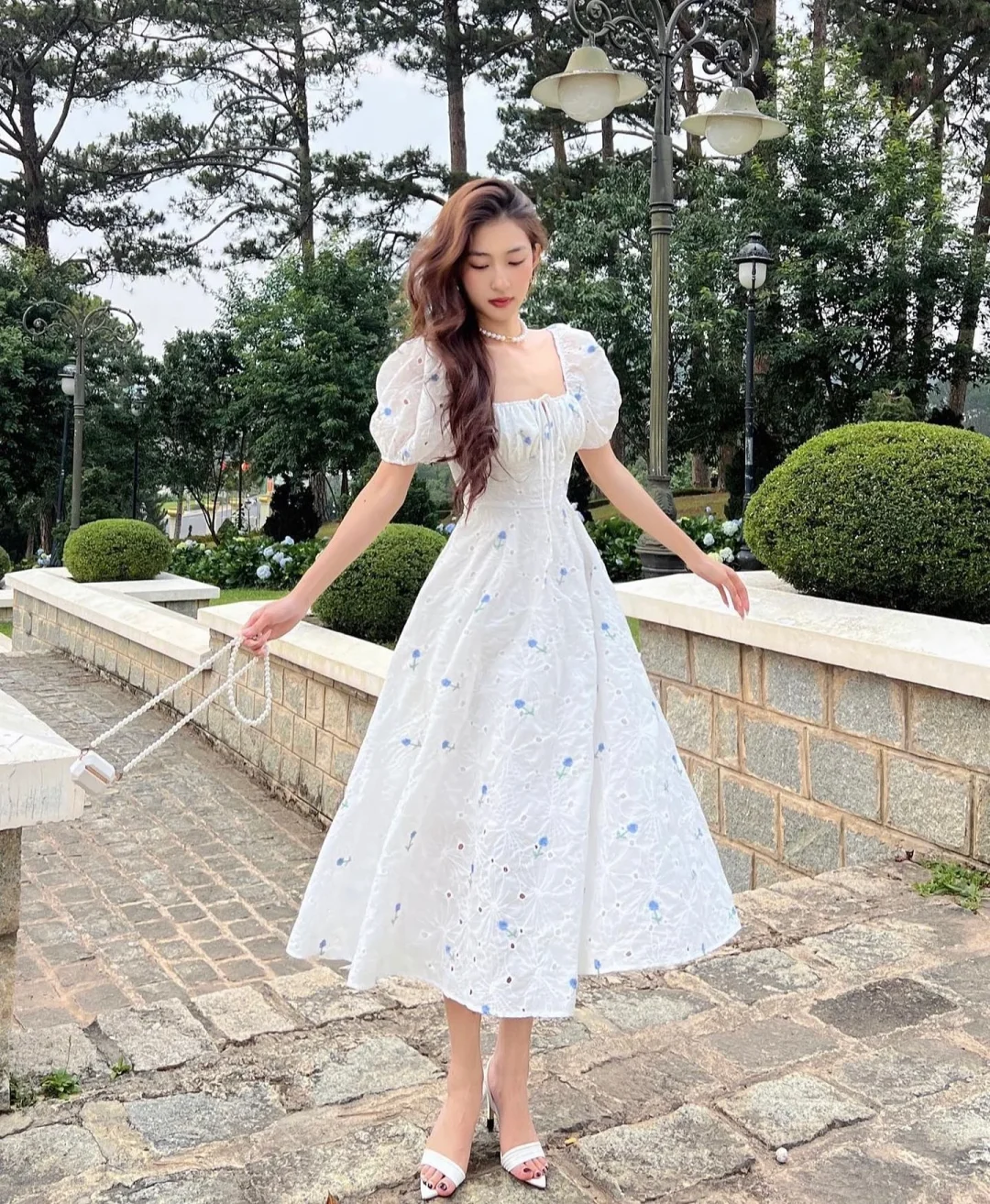 Photo 1 of Váy midi trắng hoa nhí Coqui size S