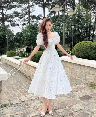Photo 1 of Váy midi trắng hoa nhí Coqui size S