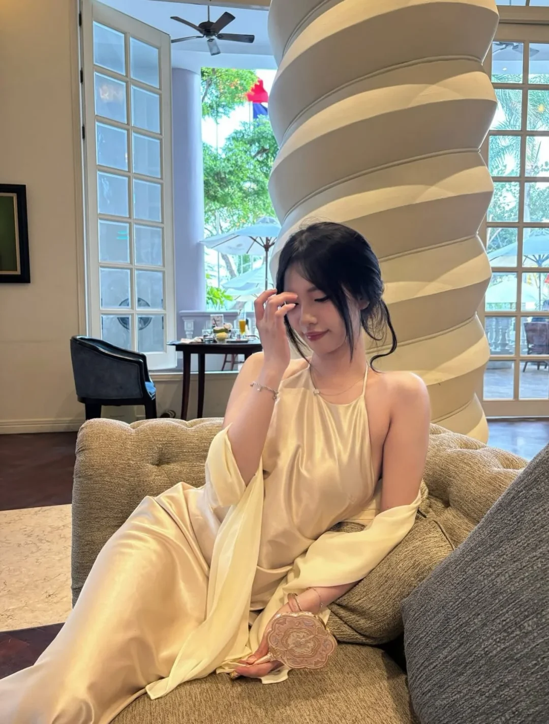 Ảnh 2 của Váy lụa hở lưng kem kèm nón lá nữ