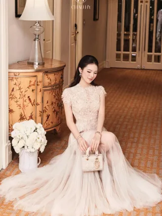 Photo 3 of Áo dài ren kem nữ sang trọng