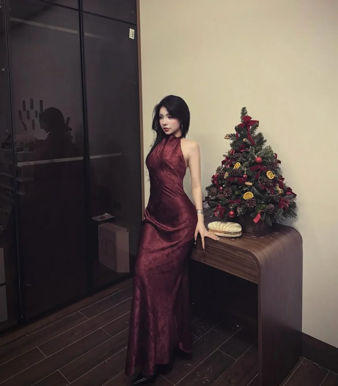 Photo 1 of Váy dài halter đỏ rượu lụa nữ