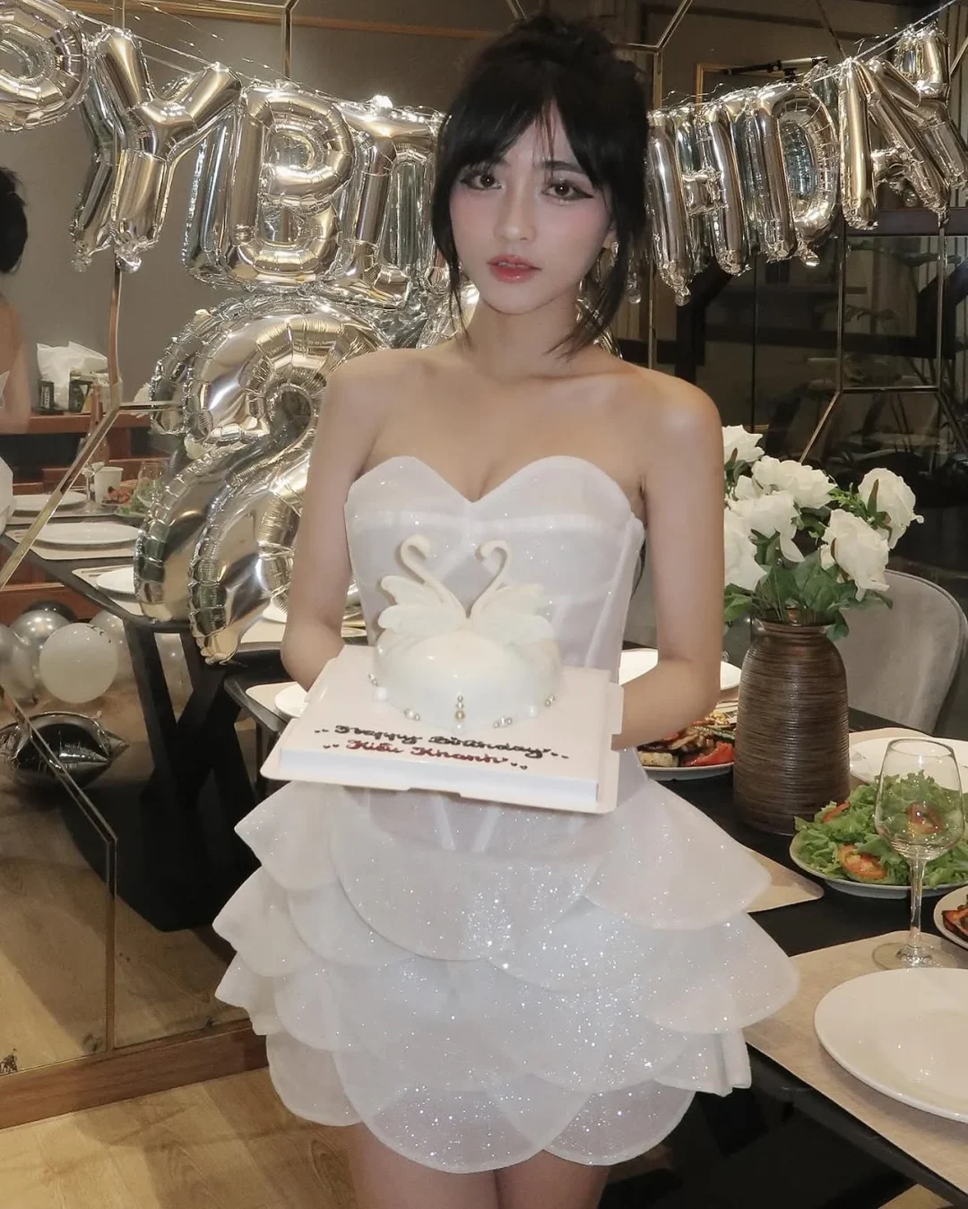 Ảnh 2 của Váy dạ hội trắng thiên nga lộng lẫy