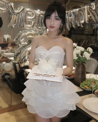 Ảnh 2 của Váy dạ hội trắng thiên nga lộng lẫy