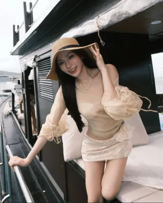 Photo 1 of Set áo trễ vai voan be kèm chân váy sequin nữ
