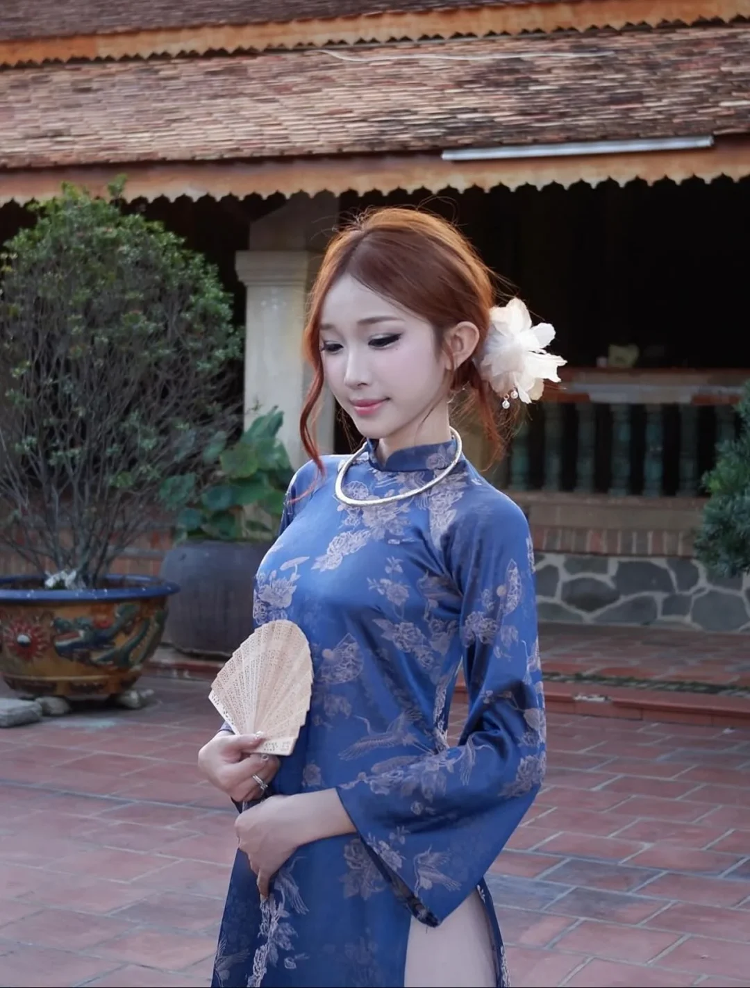 Photo 2 of Áo dài lụa xanh dương truyền thống nữ