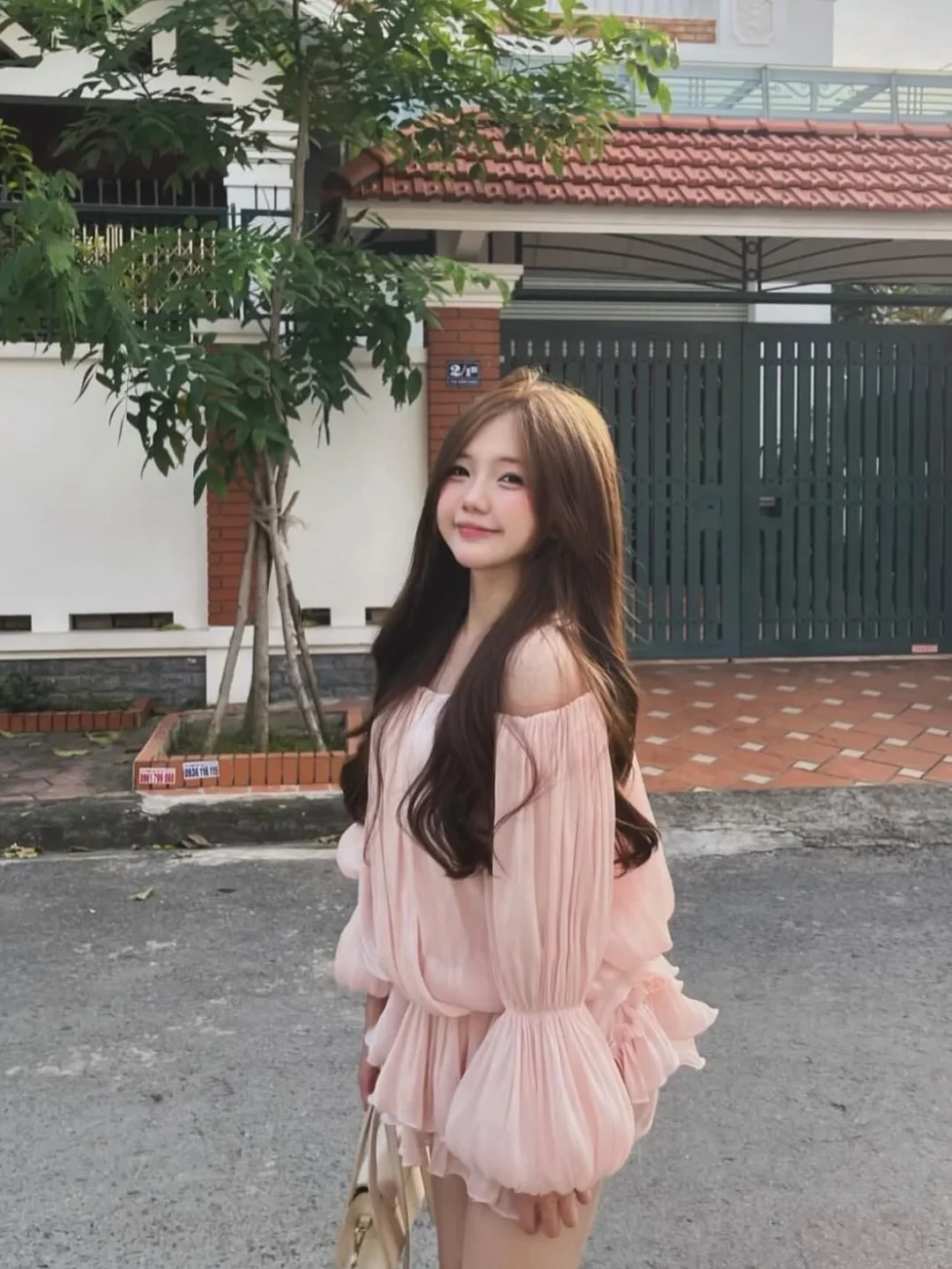 Ảnh 4 của Set váy hồng pastel trễ vai bèo nhún
