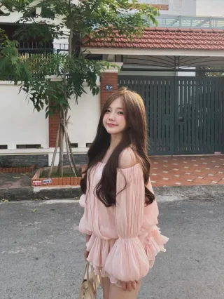 Ảnh 4 của Set váy hồng pastel trễ vai bèo nhún