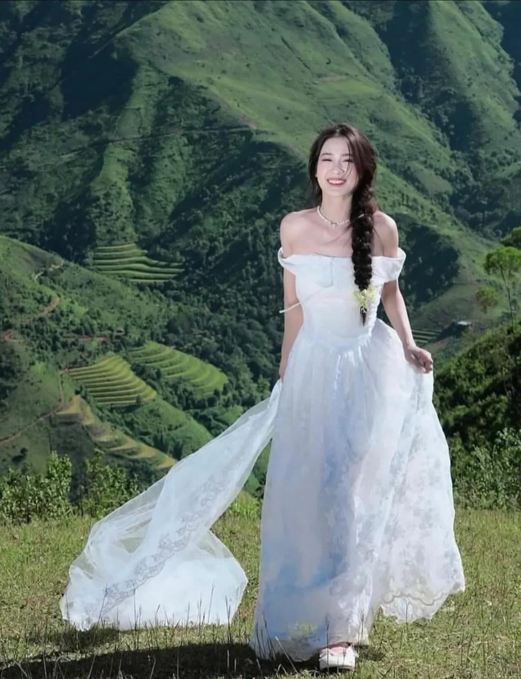 Photo 2 of Váy cưới trắng trễ vai ren voan
