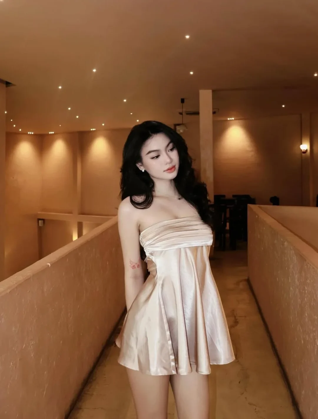 Ảnh 4 của Váy strapless satin ngắn màu kem nữ