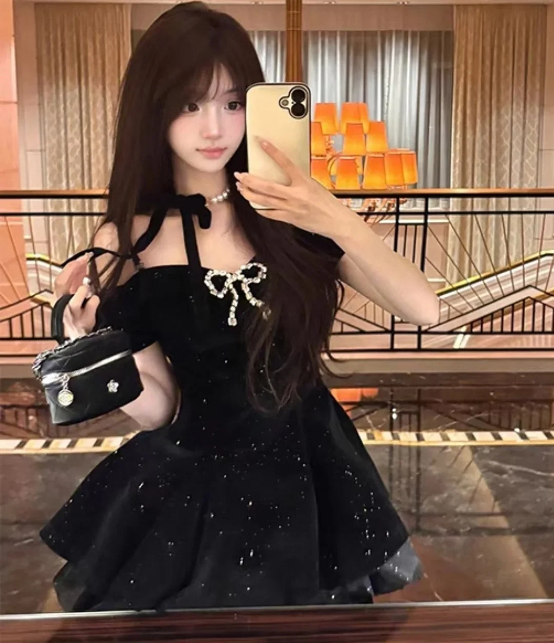 Photo 4 of Đầm nhung đen ngắn trễ vai dự tiệc