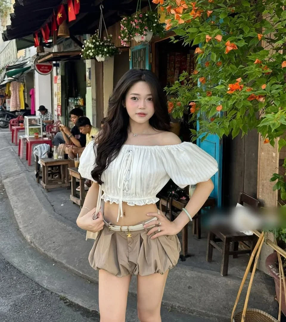 Photo 1 of Set áo trễ vai trắng quần short phồng nữ