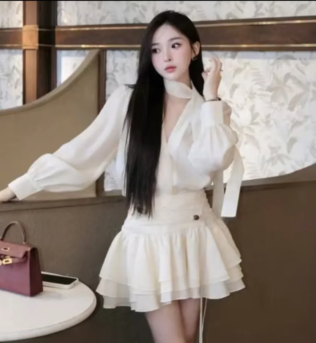 Photo 1 of Set blouse và chân váy xếp tầng trắng size S