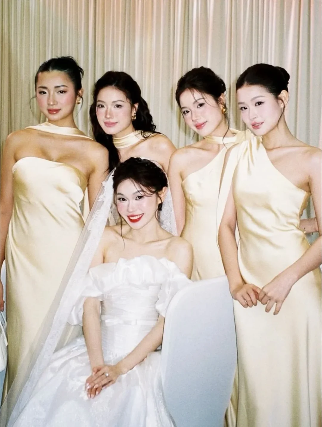 Photo 2 of Đầm dạ hội lụa kem một vai size S
