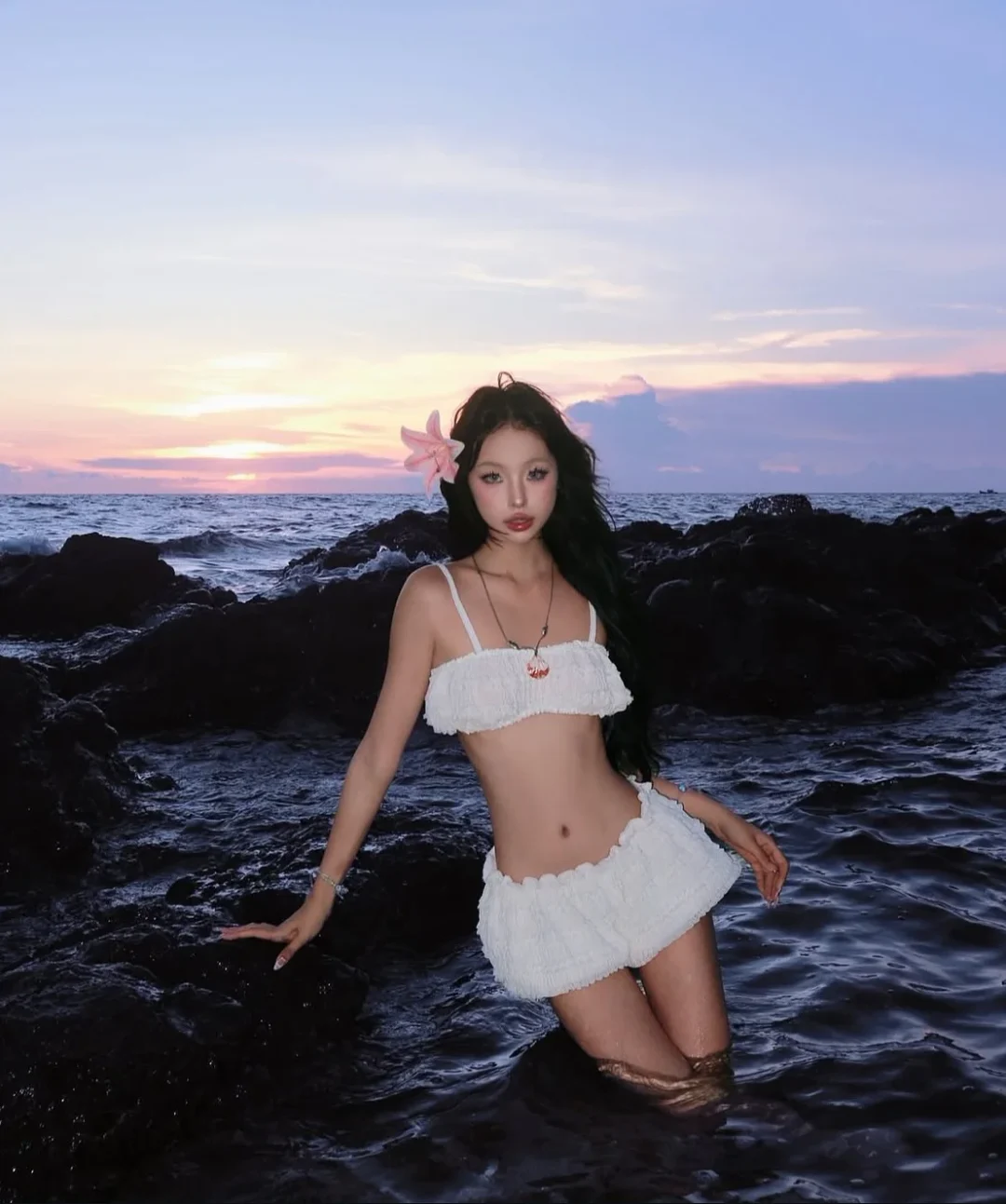 Photo 2 of Set đồ croptop trắng hai mảnh nữ đi biển