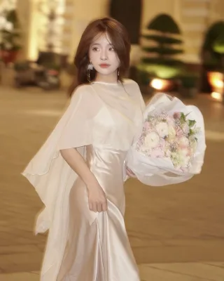 Photo 3 of Váy dài satin kem thanh lịch nữ