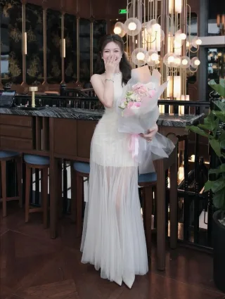 Photo 2 of Váy dạ hội trắng ren dài size S/M