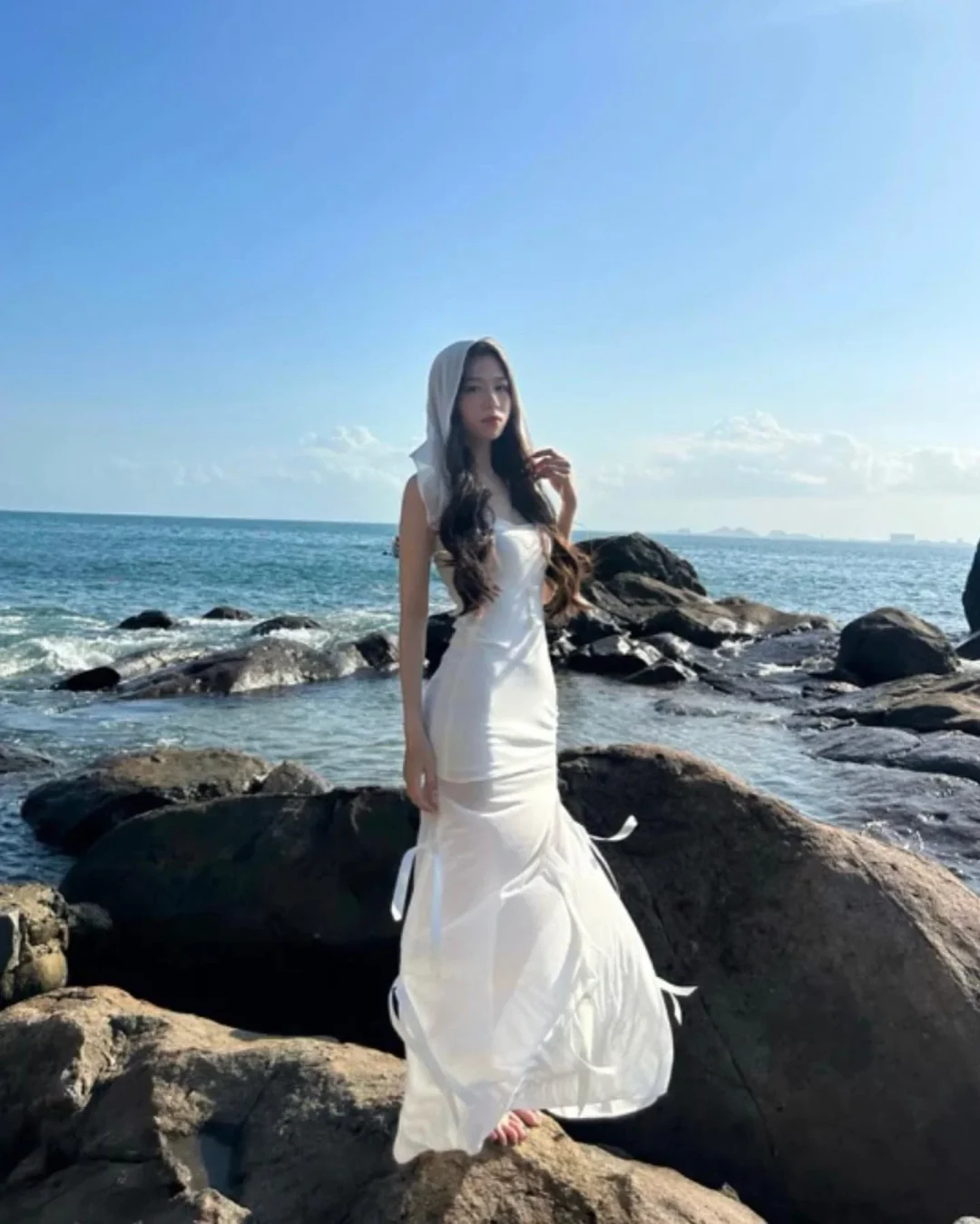 Photo 1 of Váy trắng dài có mũ lụa nữ